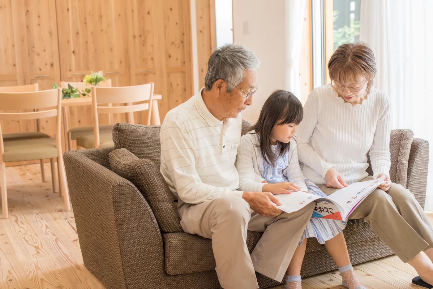 家族の記録を読む様子